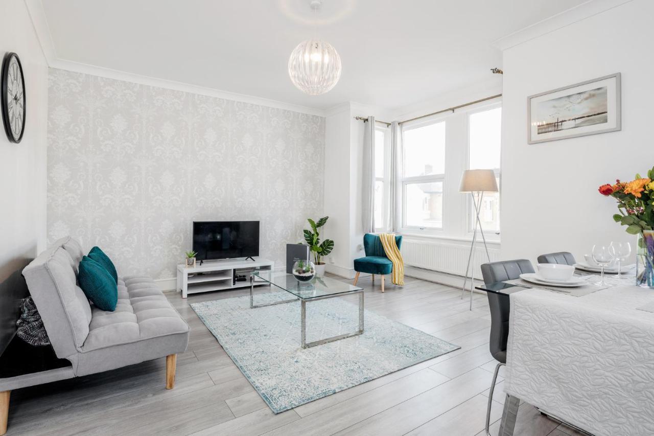 Business & Leisure 2 Bedroom & Parking By Damask Homes Илфорд Екстериор снимка