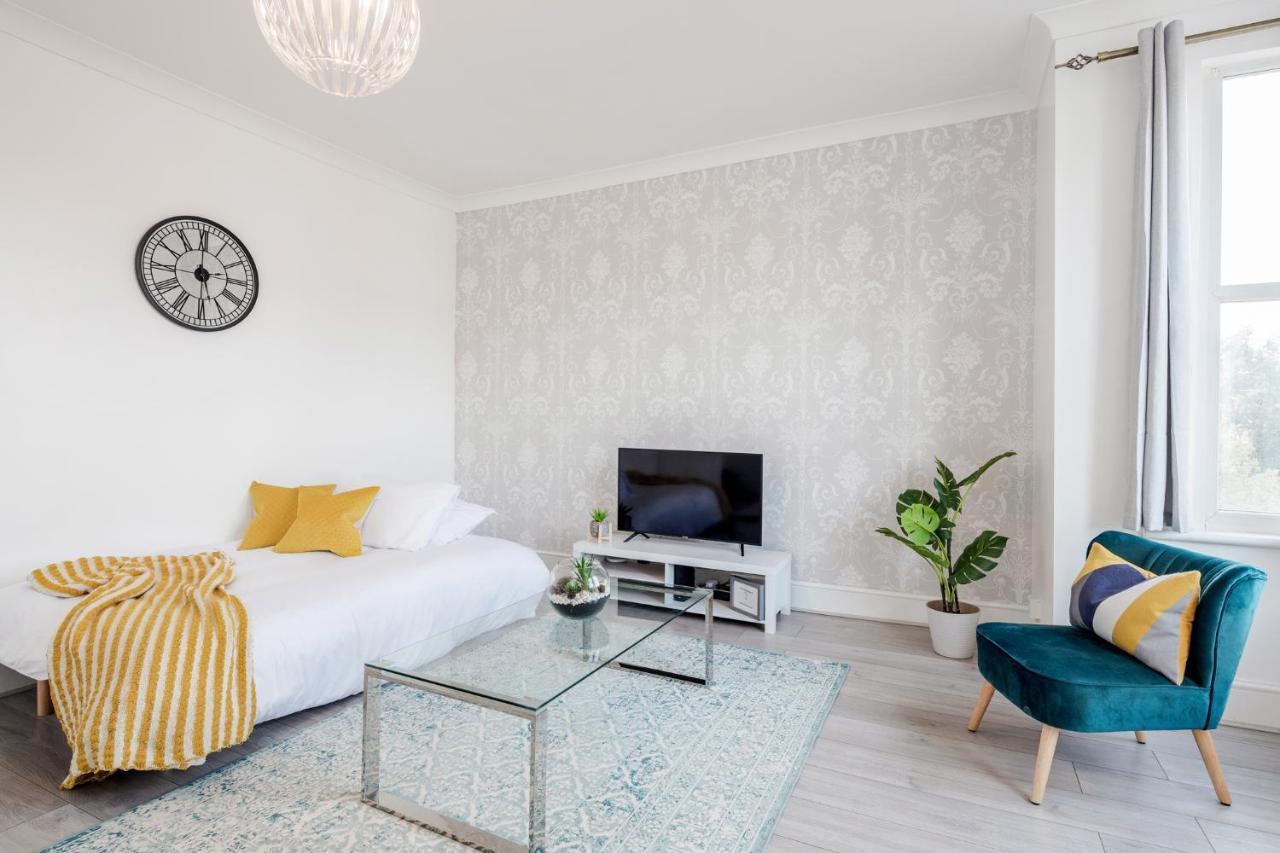 Business & Leisure 2 Bedroom & Parking By Damask Homes Илфорд Екстериор снимка