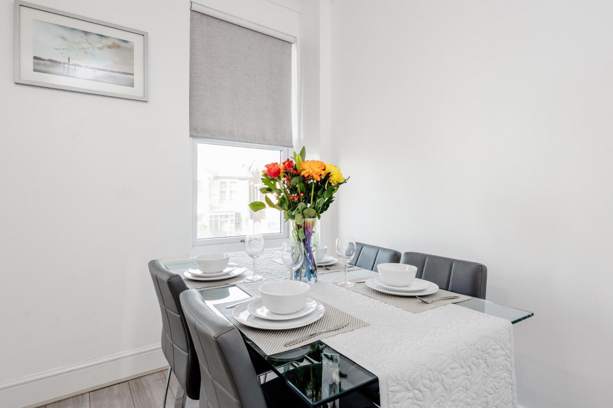 Business & Leisure 2 Bedroom & Parking By Damask Homes Илфорд Екстериор снимка