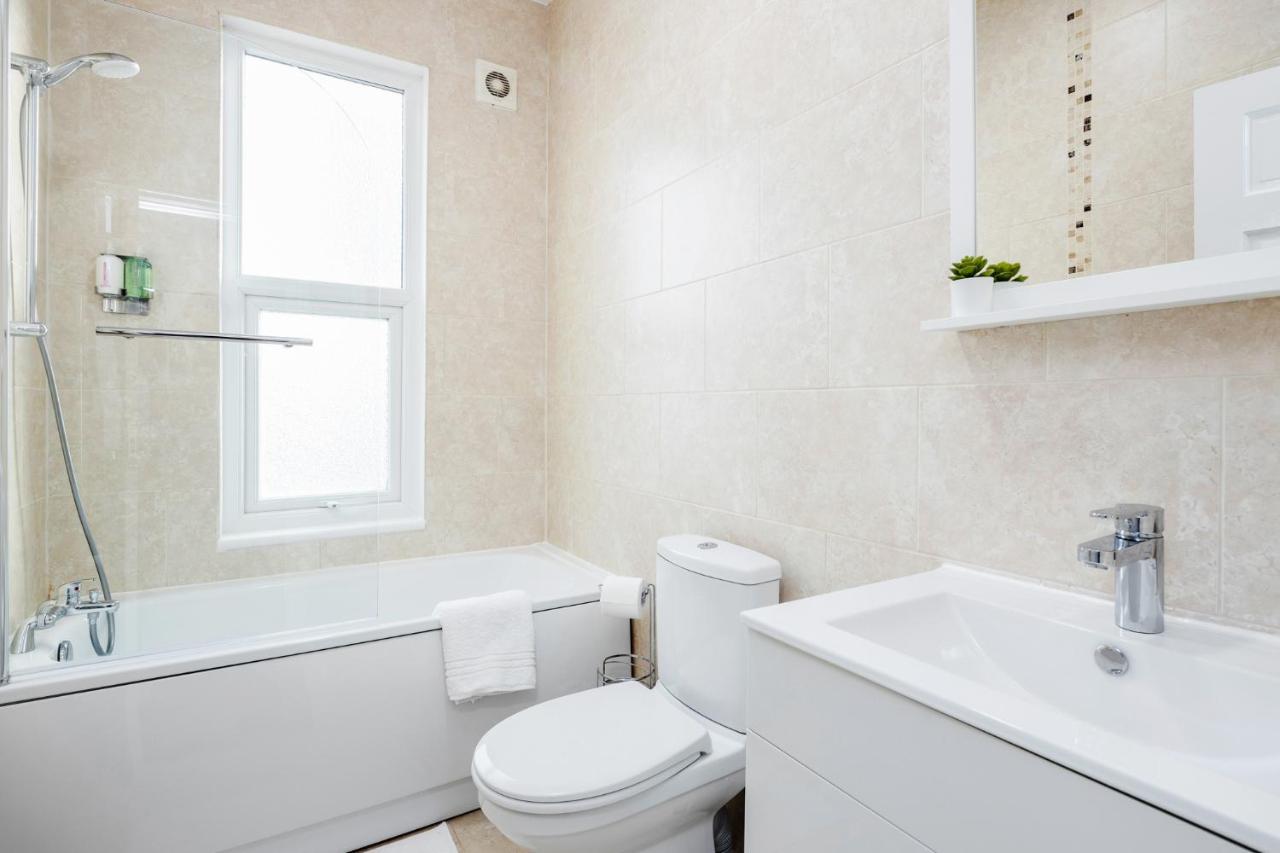 Business & Leisure 2 Bedroom & Parking By Damask Homes Илфорд Екстериор снимка